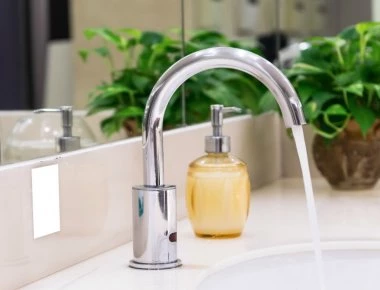 Με αυτόν τον τρόπο θα βγάλετε εύκολα τα άλατα στον νεροχύτη και την βρύση (βίντεο)